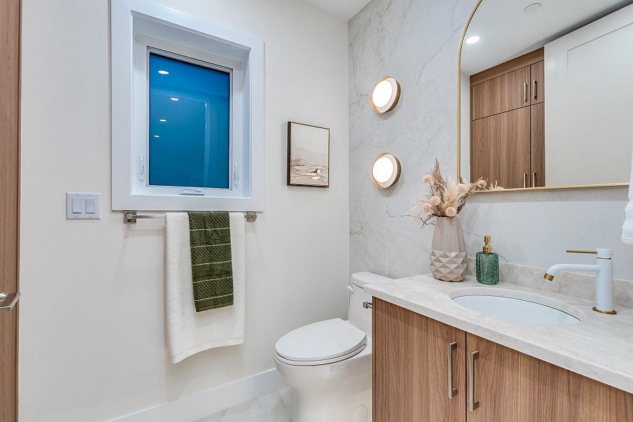 1 2945 E 44th Avenue Vancouver, BC - 15