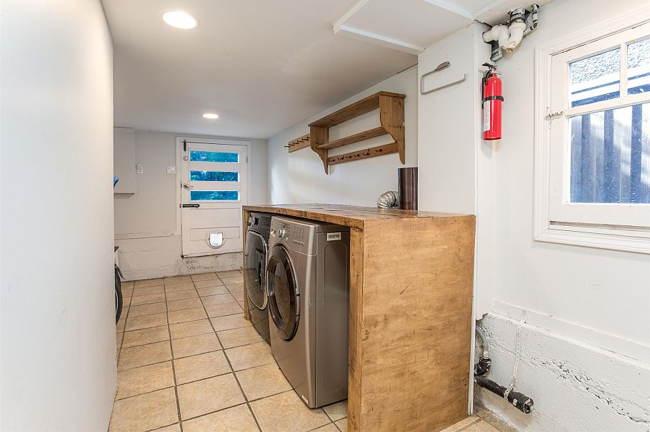 3566 W 11th Avenue Vancouver, BC - 32