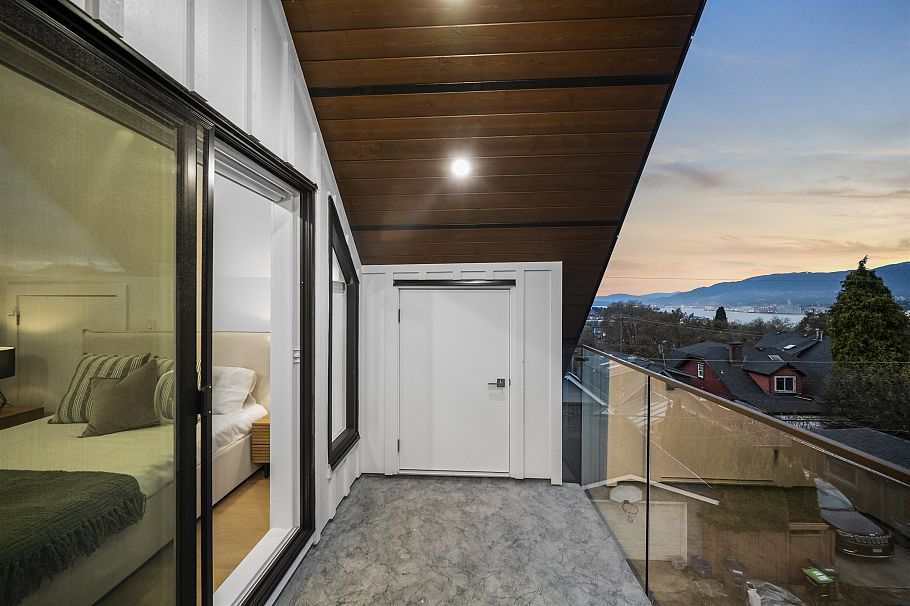 2 3623 Triumph Street Vancouver, BC - 17