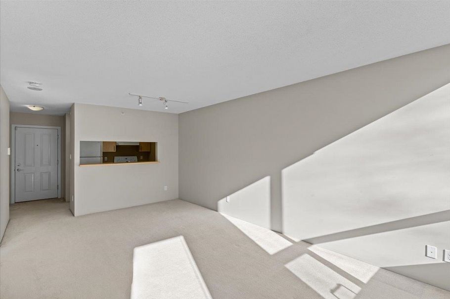 303 3588 Crowley Drive Vancouver, BC - 3