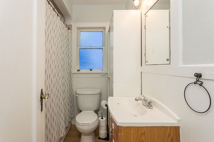 3566 W 11th Avenue Vancouver, BC - 18