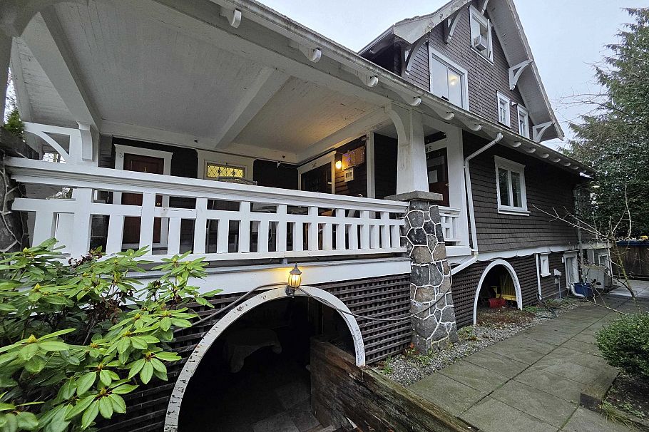 387 W 13th Avenue Vancouver, BC - 4