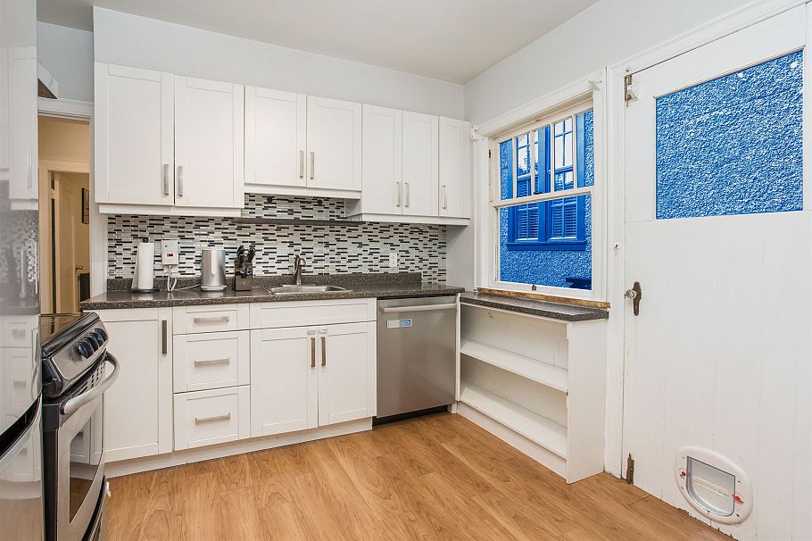 3566 W 11th Avenue Vancouver, BC - 8