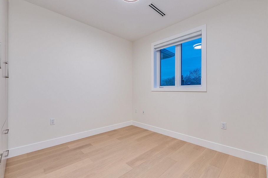 1 2945 E 44th Avenue Vancouver, BC - 19