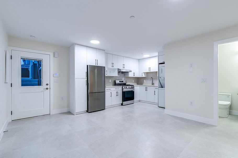 1 2943 E 44th Avenue Vancouver, BC - 26