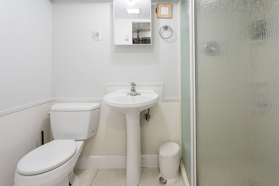 3566 W 11th Avenue Vancouver, BC - 31