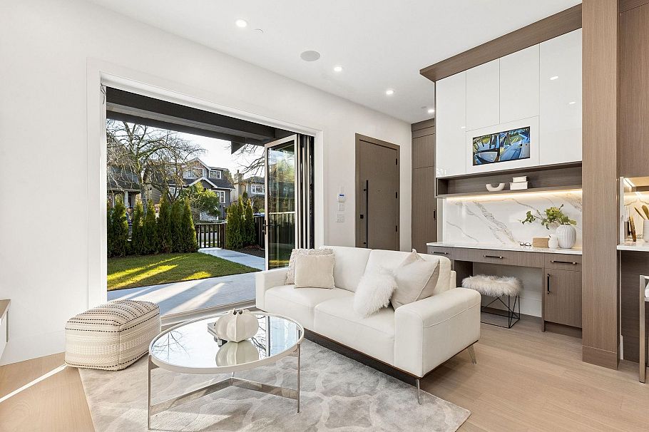 1 847 E 10 Avenue Vancouver, BC - 4