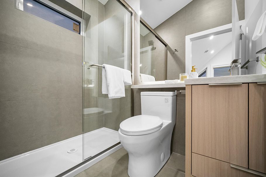 2 3623 Triumph Street Vancouver, BC - 19