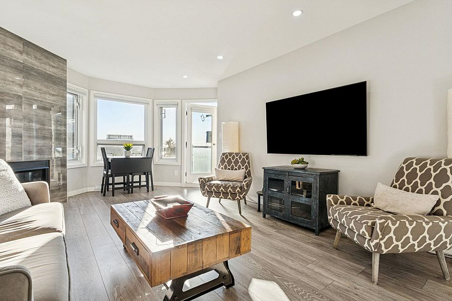 305 175 W 4th Street North Vancouver, BC - 4