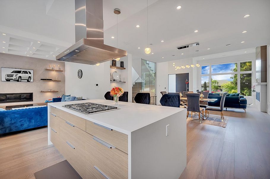 440 W Queens Road North Vancouver, BC - 16