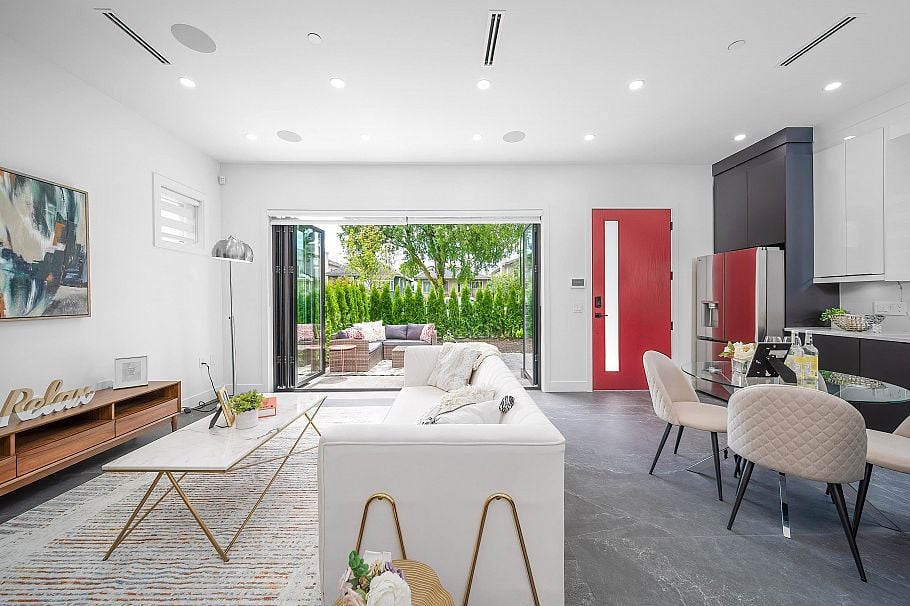 1 2777 E 27th Avenue Vancouver, BC - 5