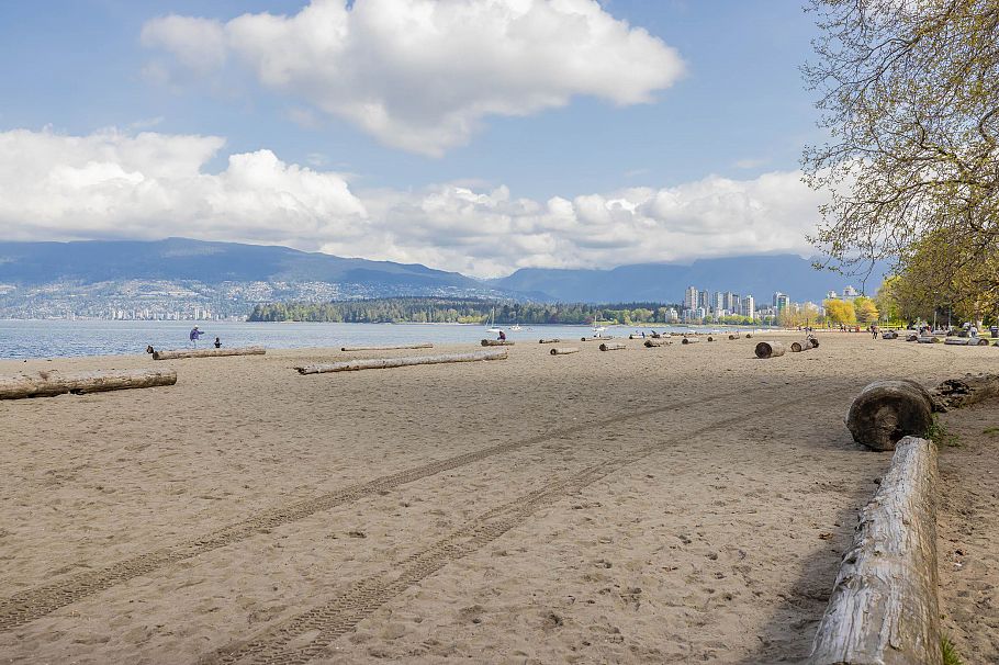 207 1424 Walnut Street Vancouver, BC - 24