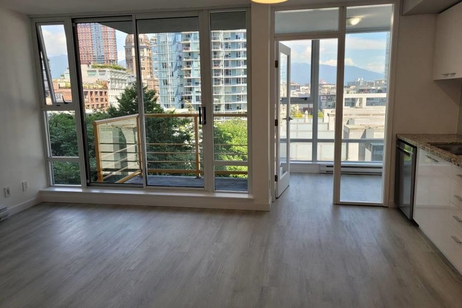 131 REGIMENT SQUARE, Vancouver BC V6B 1X6 Vancouver, BC - 1