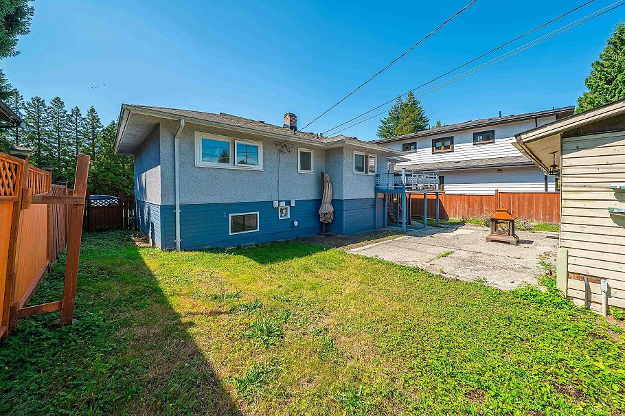432 W 25th Street North Vancouver, BC - 4