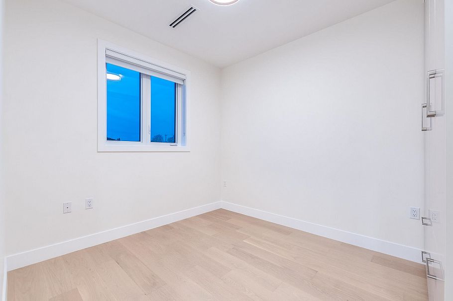 1 2943 E 44th Avenue Vancouver, BC - 19