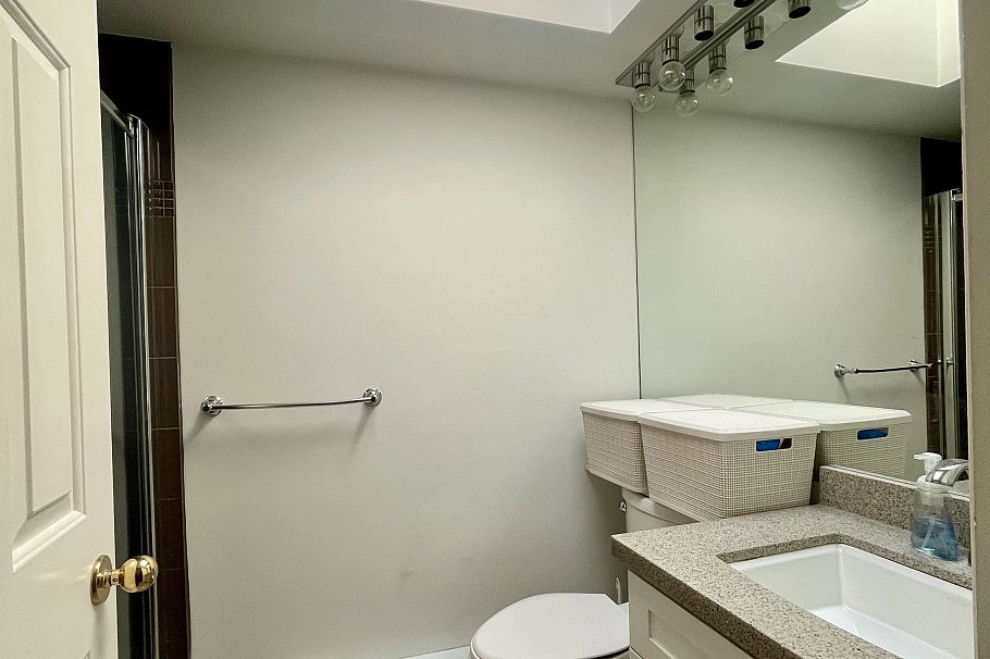 403 106 W Kings Road North Vancouver, BC - 10