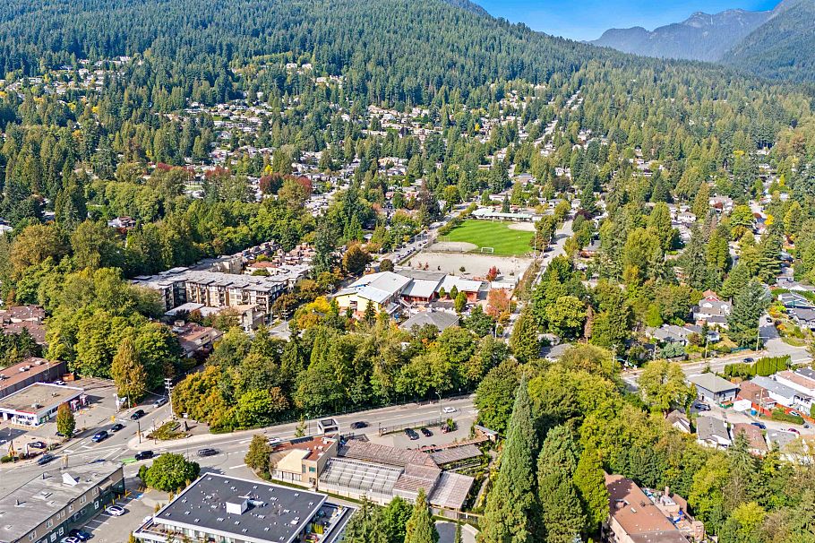 3192 Mountain Highway North Vancouver, BC - 32