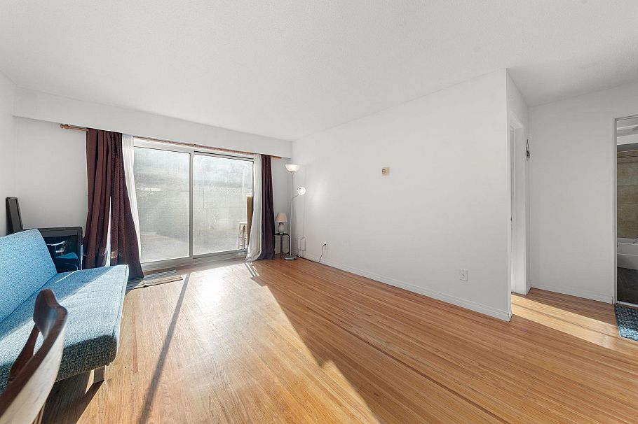 3 135 W 21st Street North Vancouver, BC - 3