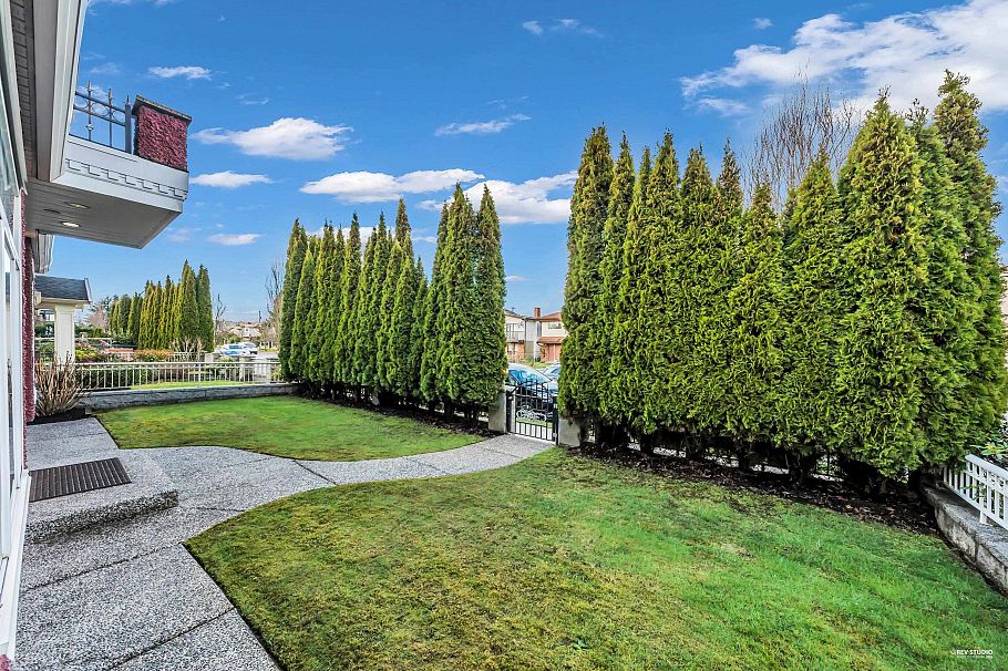 2160 E 54th Avenue Vancouver, BC - 22