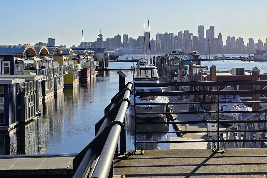 JNW33 415 W Esplanade North Vancouver, BC - 1