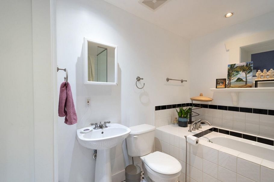 2912-14 W 3rd Avenue Vancouver, BC - 32