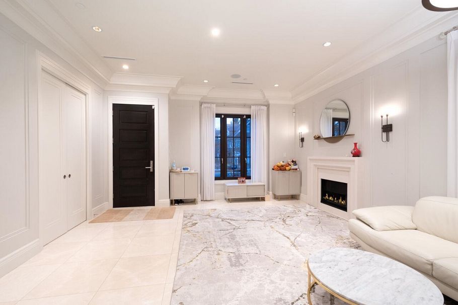 3739 W 24th Avenue Vancouver, BC - 4