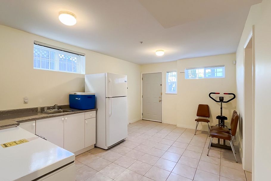 2802 E 45th Avenue Vancouver, BC - 22