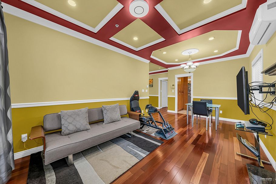 2160 E 54th Avenue Vancouver, BC - 4