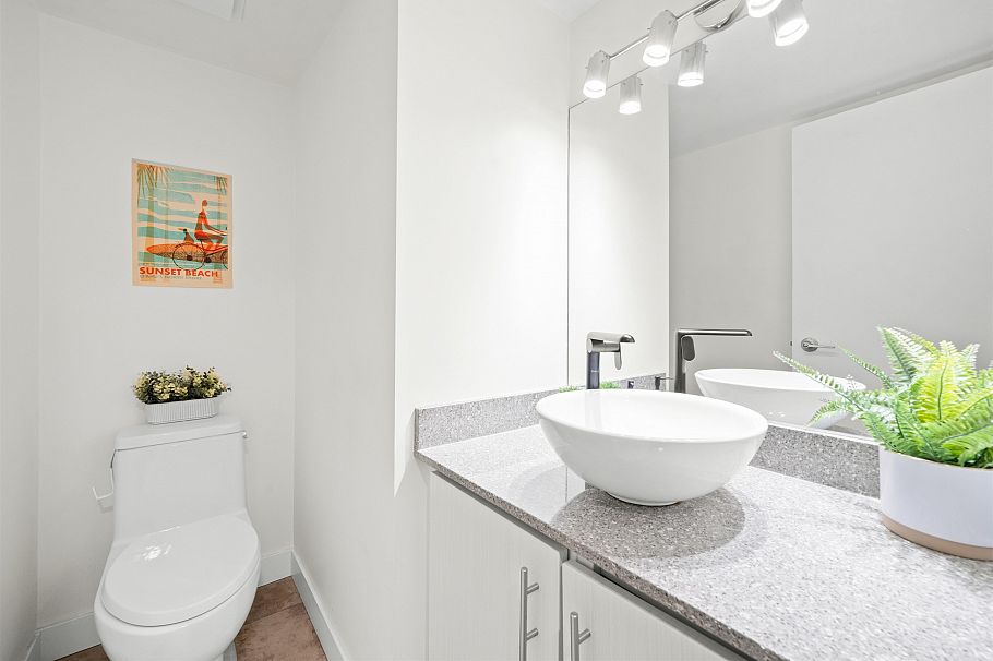 3192 Mountain Highway North Vancouver, BC - 16