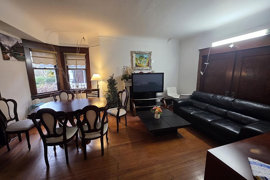 345 W 13th Avenue Vancouver, BC - 1