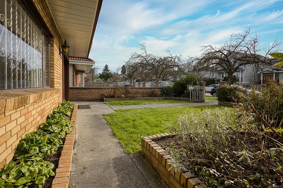 2225 E 35th Avenue Vancouver, BC - 4