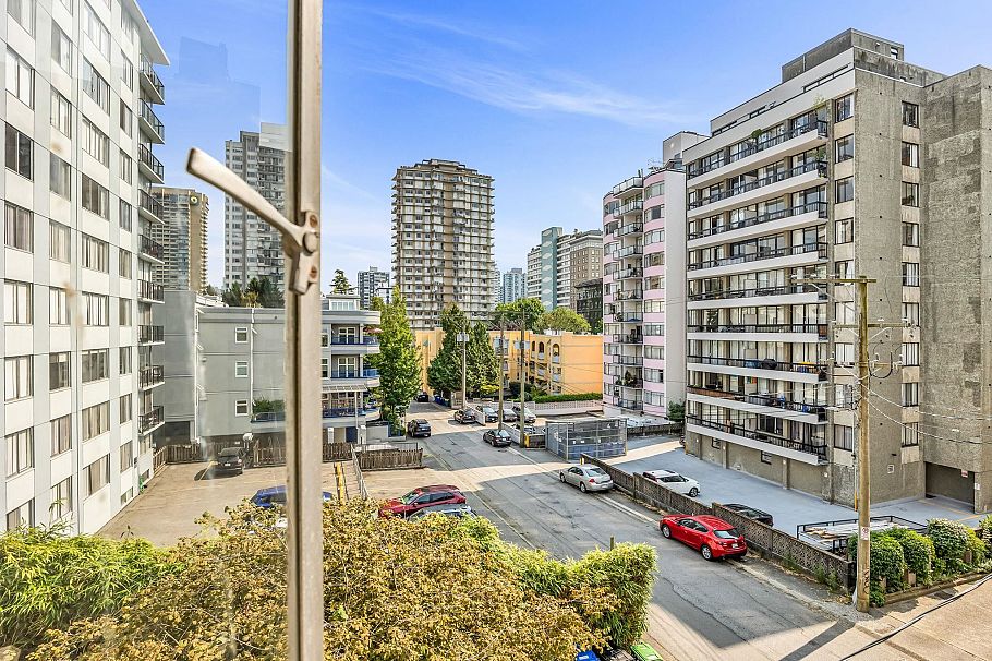 301 1050 Chilco Street Vancouver, BC - 2