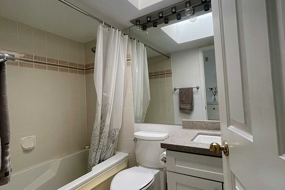 403 106 W Kings Road North Vancouver, BC - 9