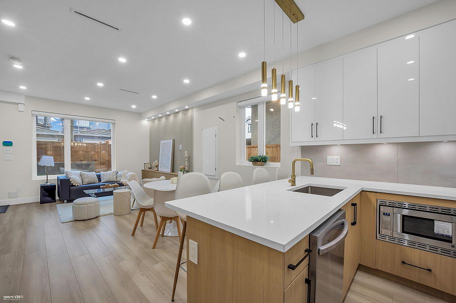 4 1577 E 58th Avenue Vancouver, BC - 4