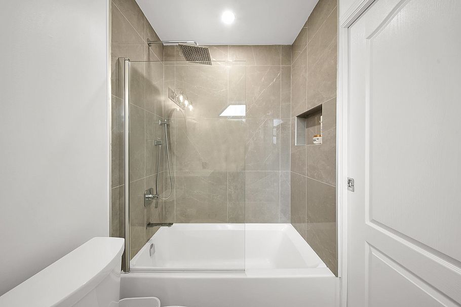 16 838 Tobruck Avenue North Vancouver, BC - 17