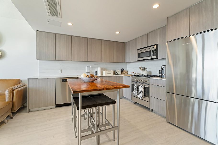 1004 1401 Hunter Street North Vancouver, BC - 2