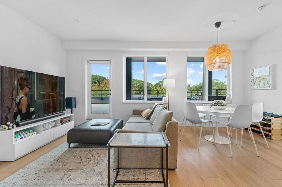 504 2450 Garden Drive Vancouver, BC - 2