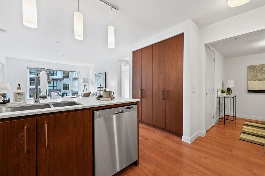 304 221 E 3rd Street North Vancouver, BC - 5