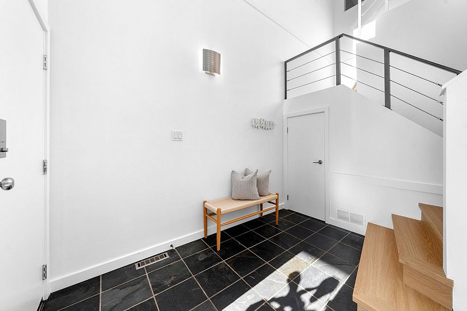 256 W 5th Street North Vancouver, BC - 32