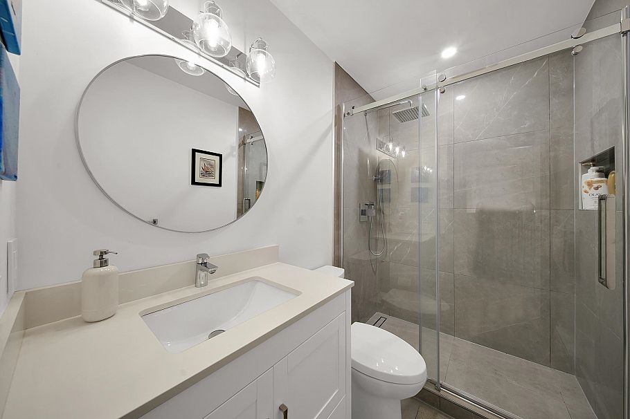 16 838 Tobruck Avenue North Vancouver, BC - 22