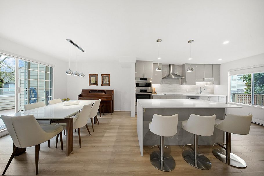 16 838 Tobruck Avenue North Vancouver, BC - 1