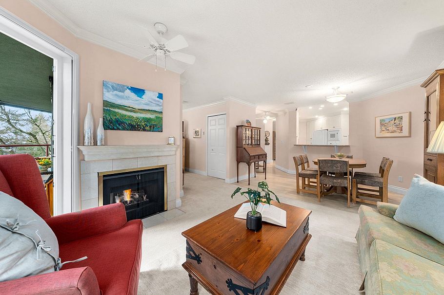 212 2800 Chesterfield Avenue North Vancouver, BC - 2