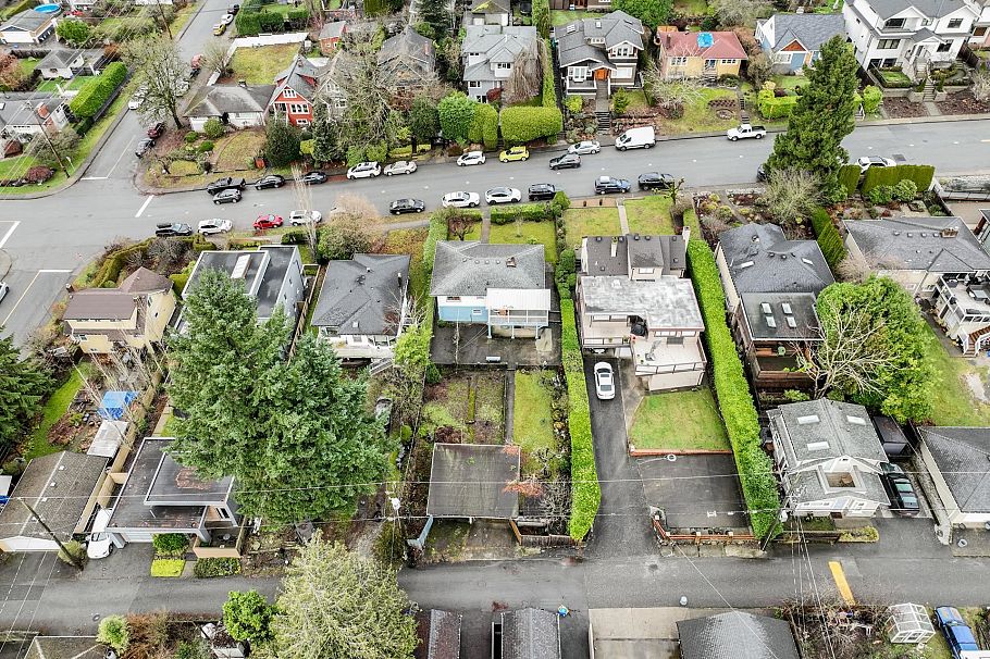 419 E 17th Street North Vancouver, BC - 31