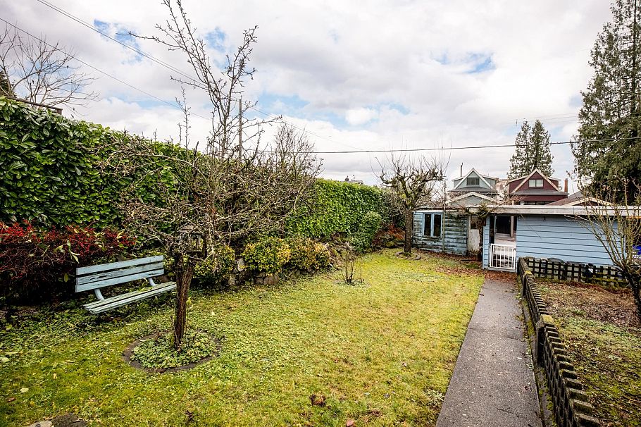 419 E 17th Street North Vancouver, BC - 24