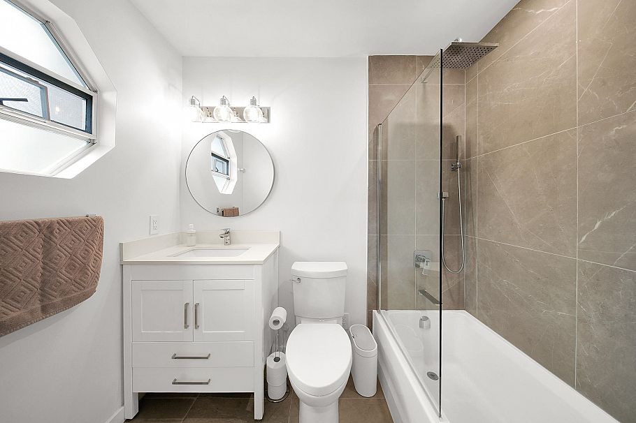 16 838 Tobruck Avenue North Vancouver, BC - 16