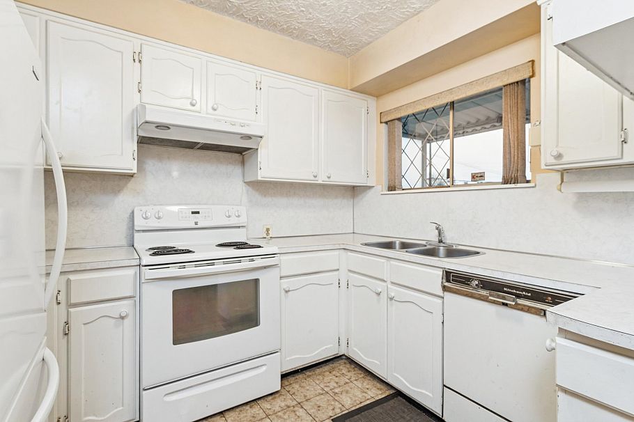 419 E 17th Street North Vancouver, BC - 9