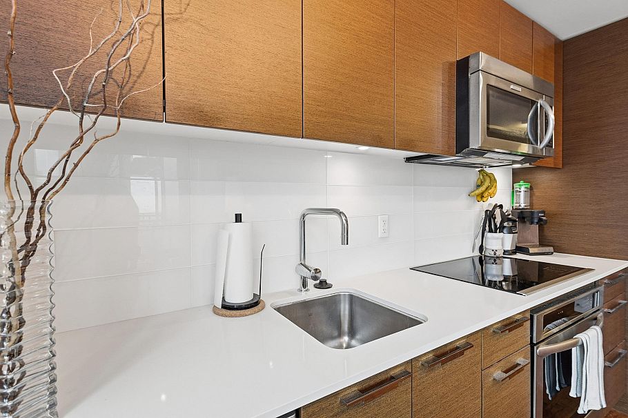 1006 111 E 13th Street North Vancouver, BC - 10