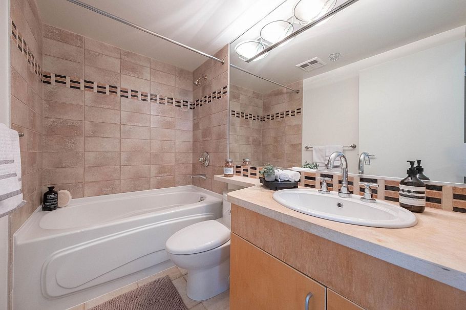 2106 1199 Marinaside Crescent Vancouver, BC - 24