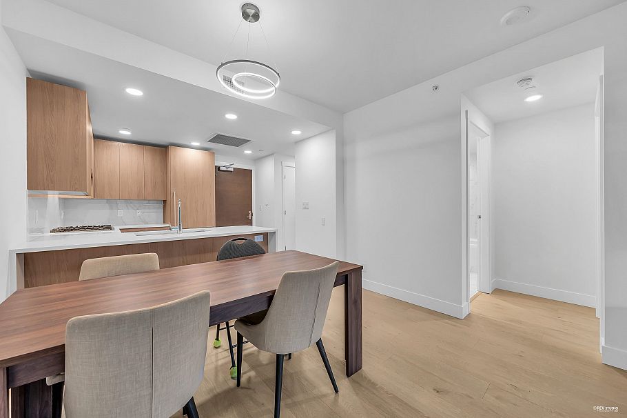 607 2780 Valley Centre Avenue North Vancouver, BC - 3