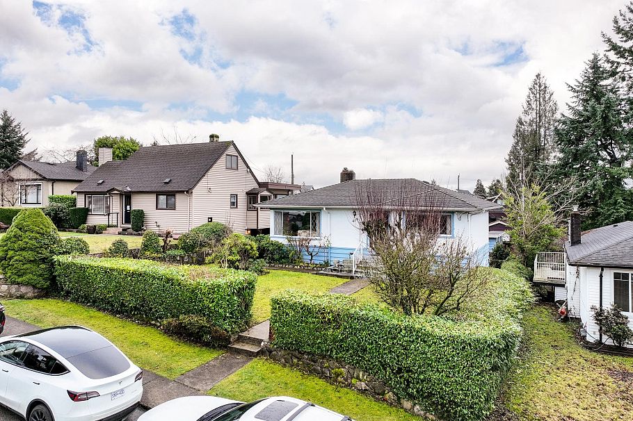 419 E 17th Street North Vancouver, BC - 26